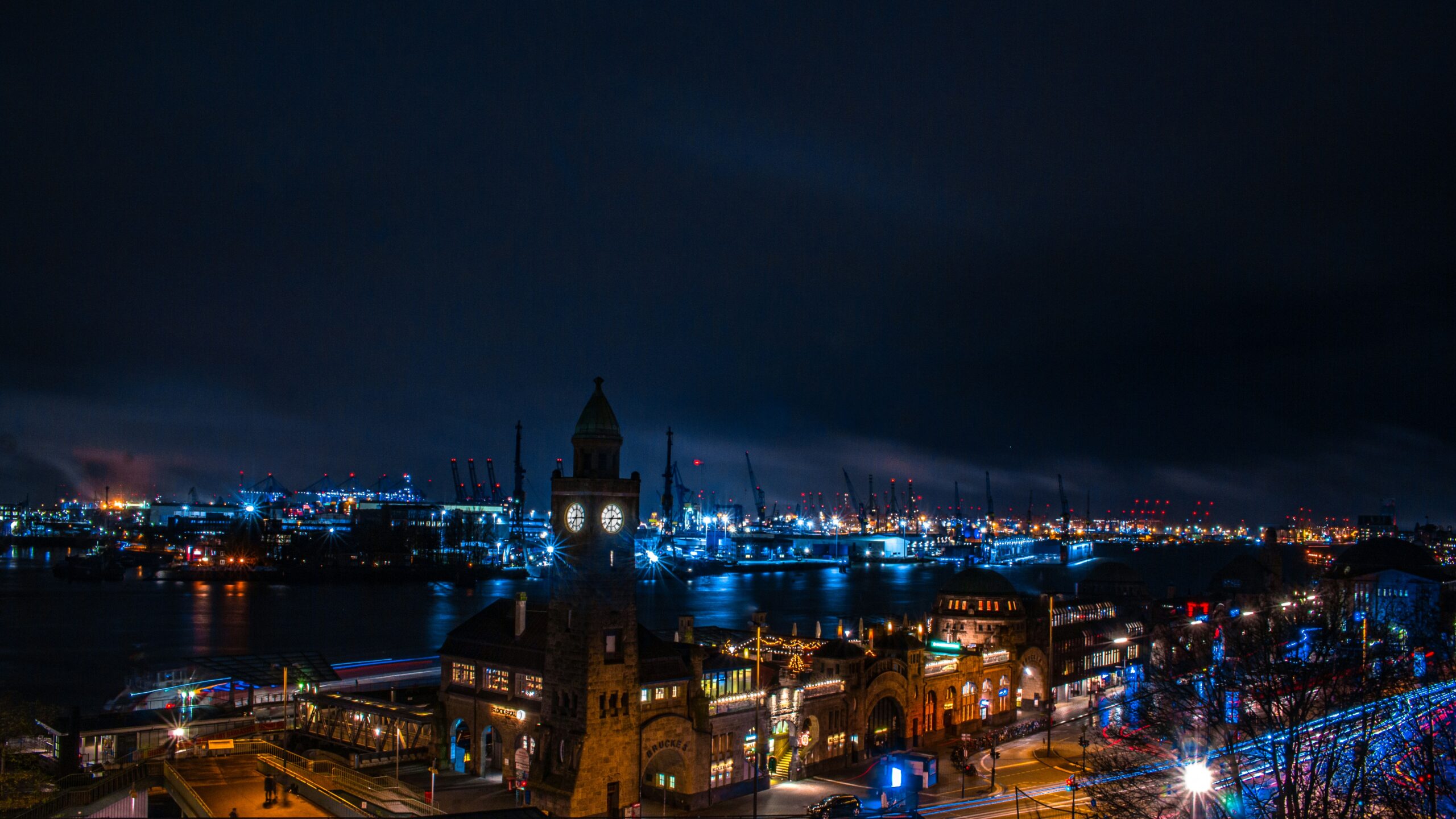 Hamburger Hafen und Skyline